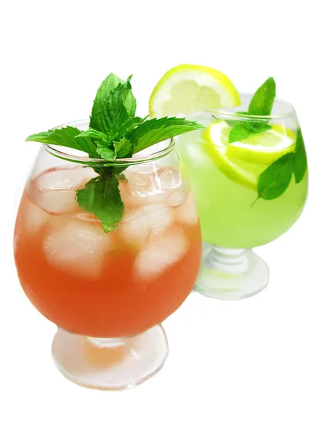 Bevande cocktail con punch alla frutta e ghiaccio — Foto Stock