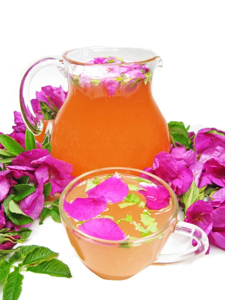 Děrování koktejl čaj pít s divoká růže — Stock fotografie