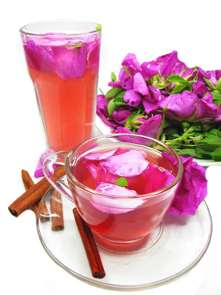Děrování koktejl čaj pít s divoká růže — Stock fotografie
