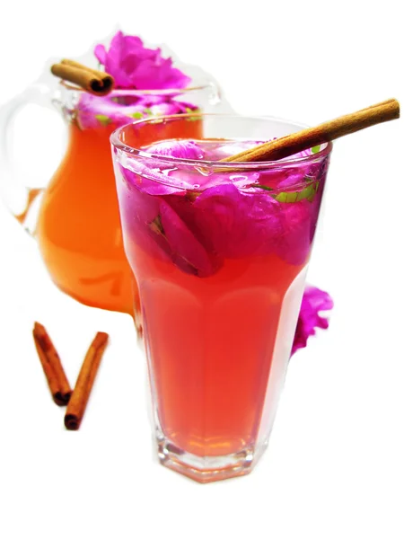 Punch cocktail teetä juoda villi ruusu — kuvapankkivalokuva