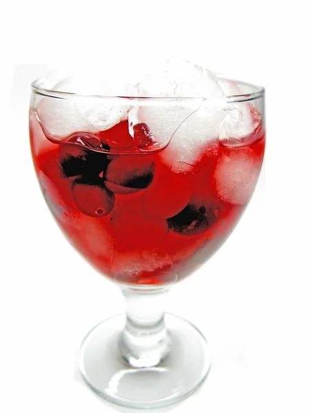 Bebida de coquetel com soco de álcool com cereja — Fotografia de Stock