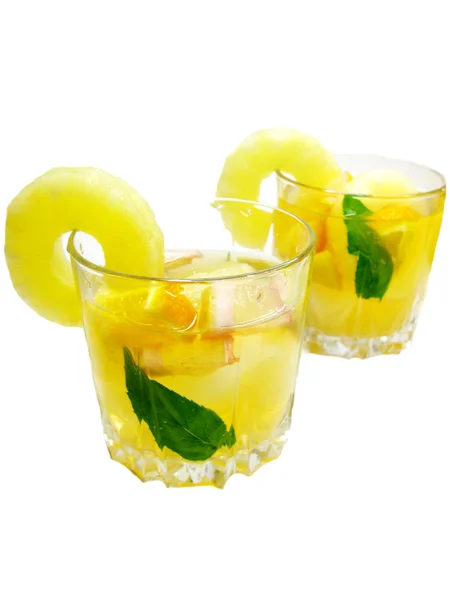 Bebida de coquetel de ponche amarelo de frutas com abacaxi — Fotografia de Stock