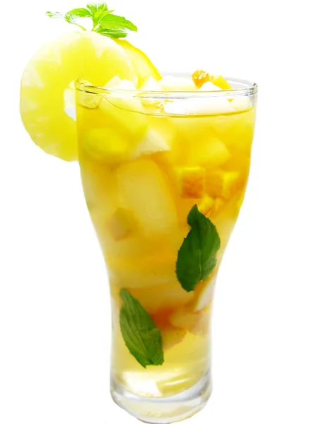 Ovoce punč koktejlové nápoje s ananasem — Stock fotografie