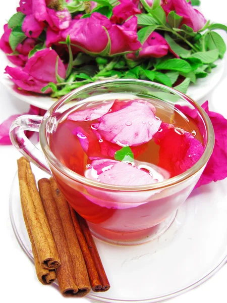 Punch cocktail thé boisson à la cannelle rose sauvage épice — Photo