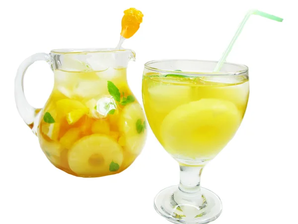 Děrování koktejl nápoj s ovocem — Stock fotografie