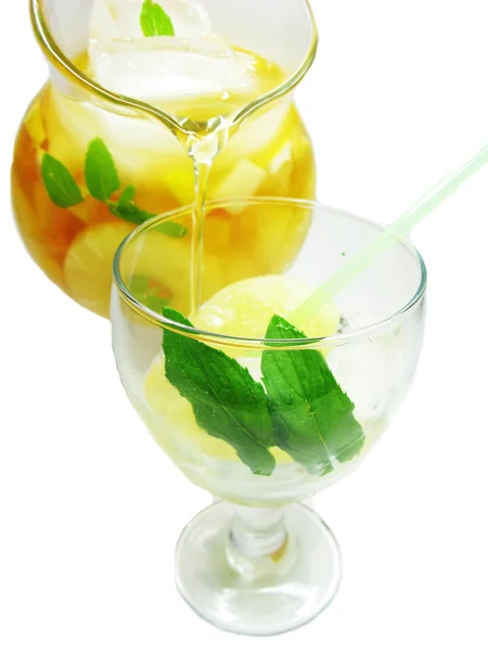 Bebida de coquetel perfurada com frutas derramando em vidro — Fotografia de Stock