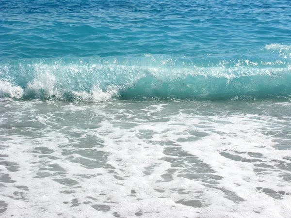 Salpicaduras de olas en el mar mediterráneo —  Fotos de Stock