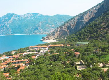 Resort kıyı şeridi arasında yüksek dağ ve Deniz Manzaralı