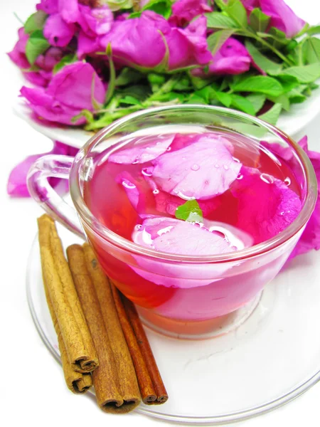 Punch cocktail thé boisson à la rose sauvage et la cannelle — Photo
