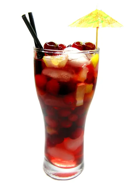 Červené ovoce punč koktejlové nápoje s jahodou — Stock fotografie