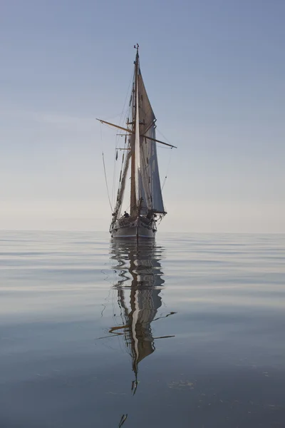 Škuner na moři za klidného počasí — Stock fotografie