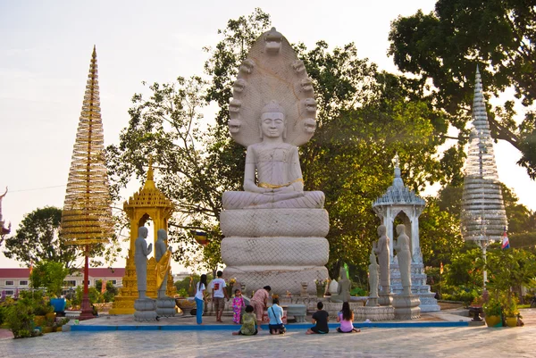 Buddistisk bön i independence square, sihanoukville, Kambodja — Stockfoto