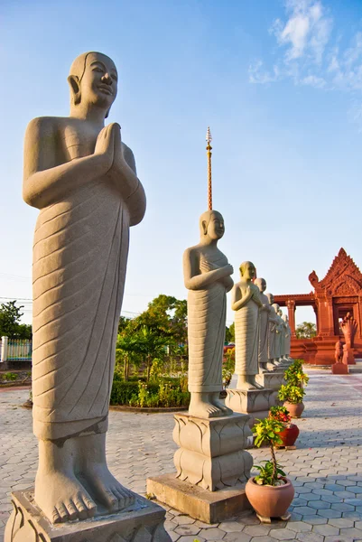 Estatuas de monjes budistas con las manos dobladas de diferentes maneras, Plaza de la Independencia, Sihanoukville, Camboya — Foto de Stock