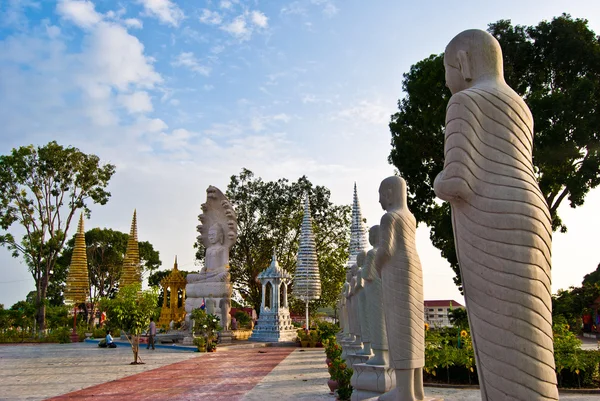 Grupp av buddistiska statyer, Självständighetstorget, sihanoukville, Kambodja — Stockfoto