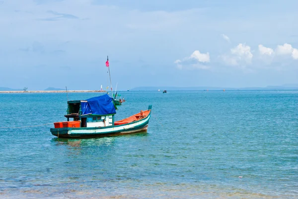Barca vicino alla riva, Golfo di Thailandia, Sihanoukville, Cambogia — Foto Stock