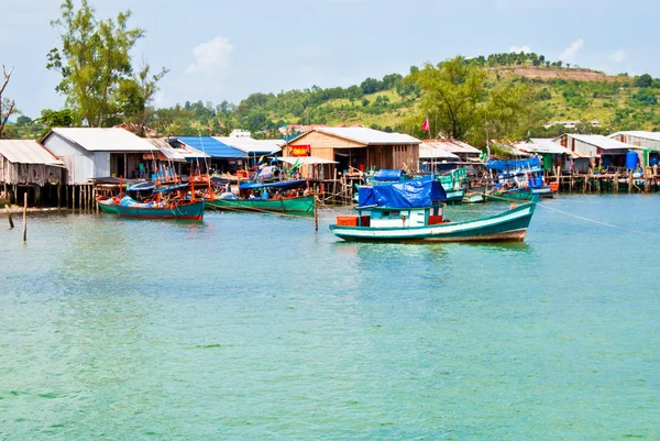 Fischerdorf und Boote im Hintergrund des Hügels, Sihanoukville, Kambodscha — Stockfoto