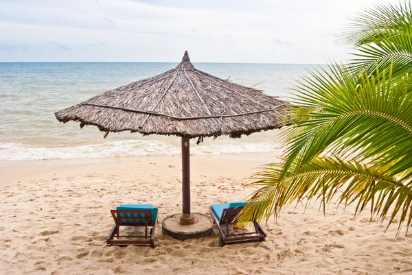 两个海滩在遮阳伞下的床上海滩，西哈努克，柬埔寨 — 图库照片