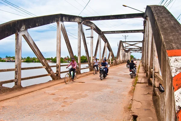 Forgalom a régi híd, Kampot, Kambodzsa — Stock Fotó