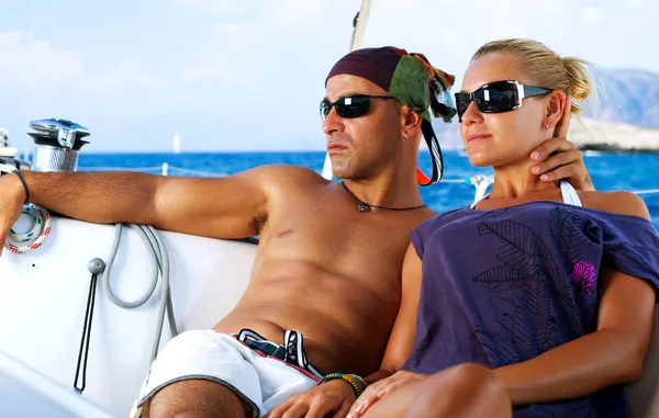 Bella coppia che riposa sullo Yacht — Foto Stock