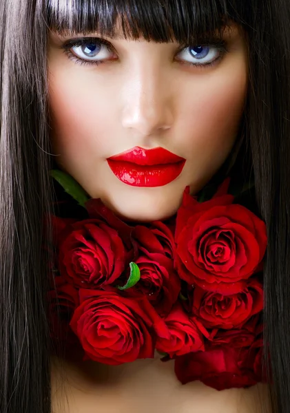 Hermosa chica de moda con rosas — Foto de Stock
