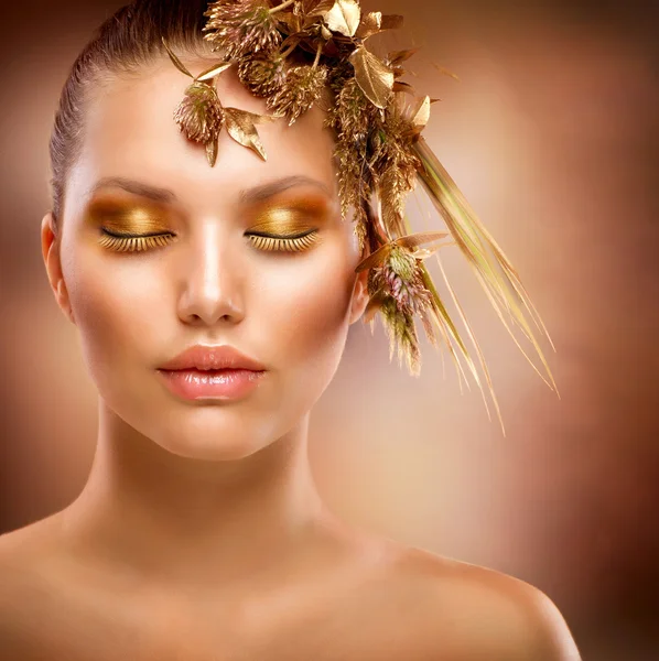 Gyllene makeup. lyx mode flicka stående — Stockfoto