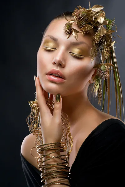 Złoty makijaż i biżuterię. moda model piękny portret — Zdjęcie stockowe