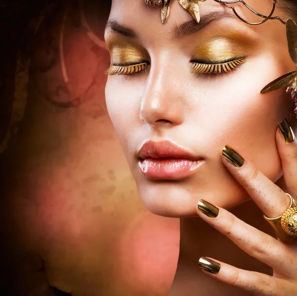 Maquiagem dourada. Retrato de menina de moda — Fotografia de Stock