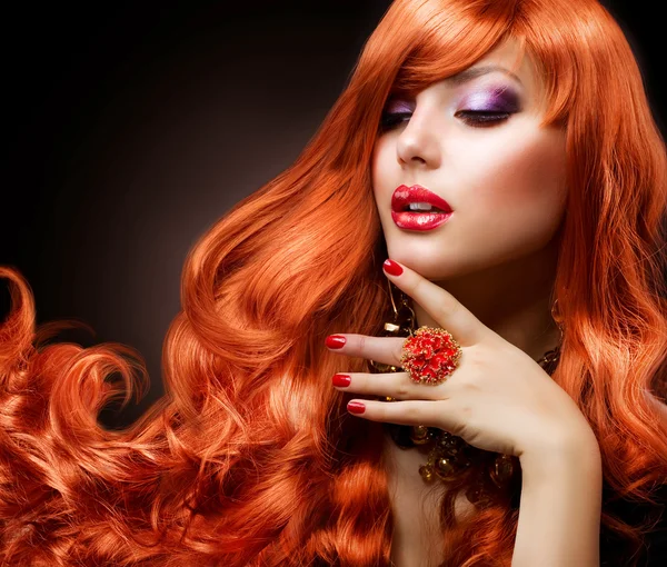 Vågiga röda hår. mode flicka stående — Stockfoto