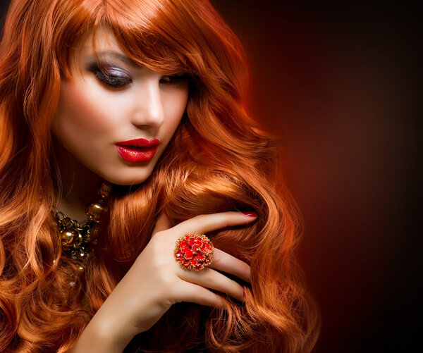 Волнистые рыжие волосы. Портрет девушки моды
