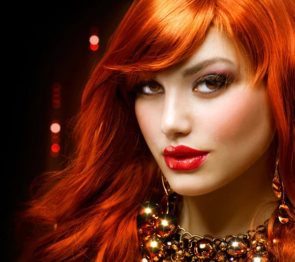 Portret rudowłosy dziewczyna moda. Biżuteria — Zdjęcie stockowe