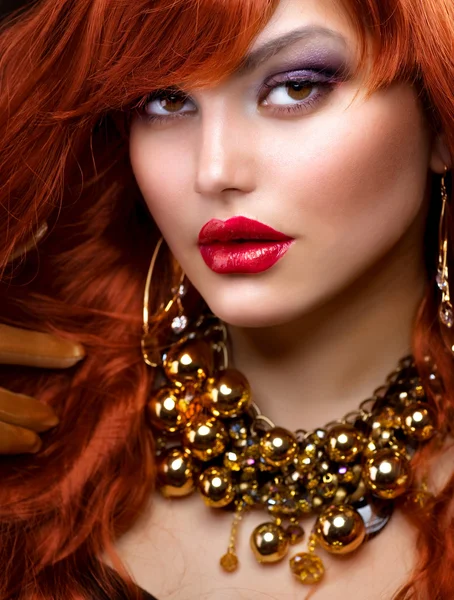 时尚红头发女孩画像。珠宝首饰 — 图库照片