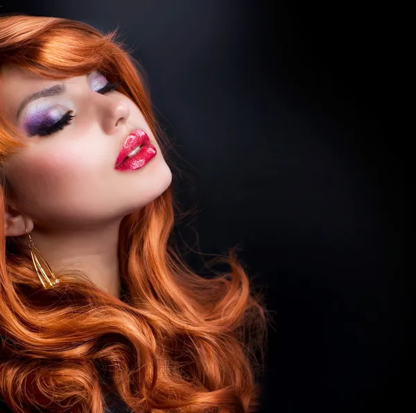 Dalgalı kırmızı saçlı. moda kız portre — Stok fotoğraf