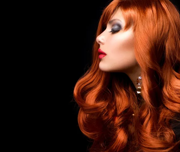 Vlnité červené vlasy. móda dívka portrét — Stock fotografie