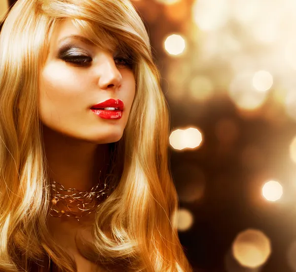 Blond mode meisje. blonde haren. gouden achtergrond — Stockfoto