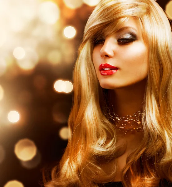 Blonďatá móda dívka. blond vlasy. zlaté pozadí — Stock fotografie