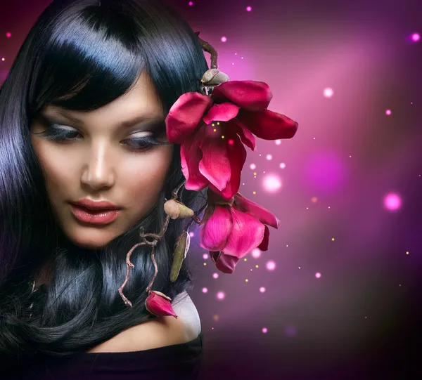 Moda morena chica con magnolia flores — Foto de Stock