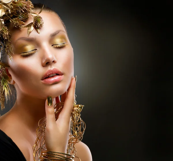 Złoty makijaż. luksus moda dziewczyna portret — Zdjęcie stockowe