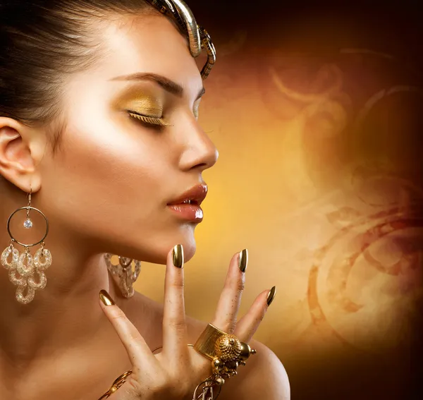 Gold Make-up. Modemädchenporträt — Stockfoto