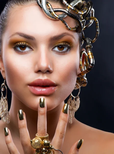Złoty makijaż i biżuterię. moda model piękny portret — Zdjęcie stockowe