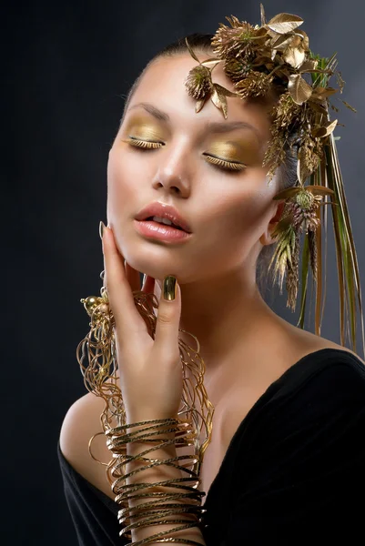 Złoty makijaż. luksus moda dziewczyna portret — Zdjęcie stockowe