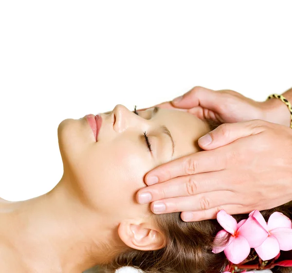Masaje Spa. Beauty Woman recibiendo masaje facial. Día-Spa —  Fotos de Stock