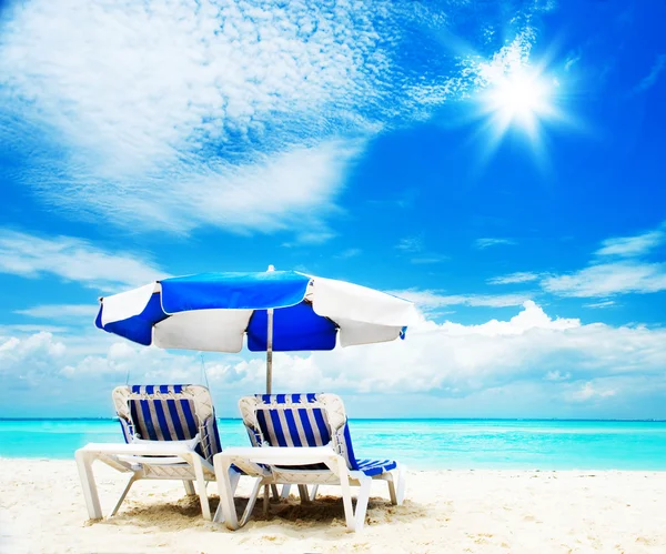 Concepto de vacaciones y turismo. Tumbona en la playa — Foto de Stock