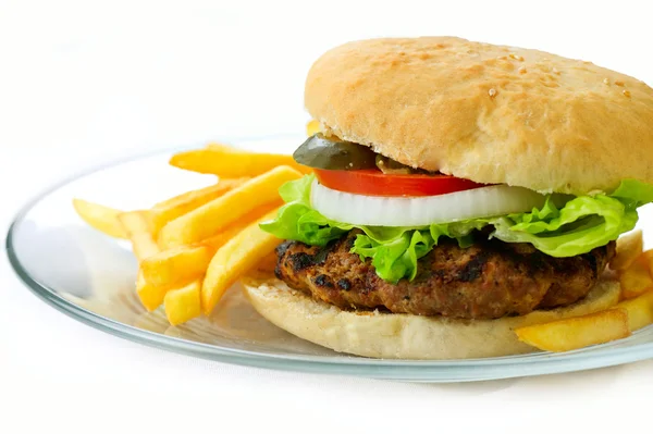 Hamburger s hranolky na bílém pozadí — Stock fotografie