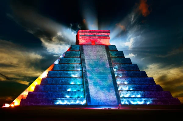 Wgląd nocy Piramida Majów Chichen itza — Zdjęcie stockowe