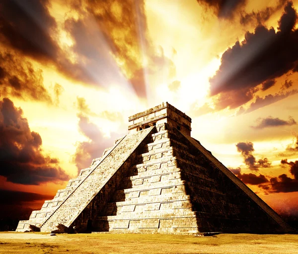 Чичен-Ица-Майянская пирамида — стоковое фото