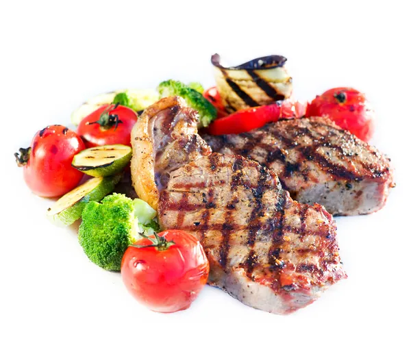 Gegrilde biefstuk met groenten op witte achtergrond — Stockfoto