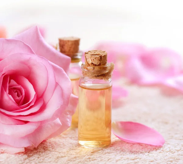 瓶的精油的芳香疗法。玫瑰 spa — 图库照片