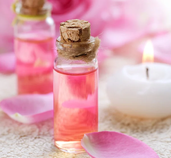 Lahve esenciální oleje pro aromaterapii. růže lázně — Stock fotografie