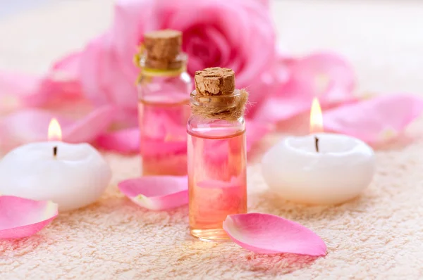 Esans aromaterapi için şişe. Gül spa — Stok fotoğraf