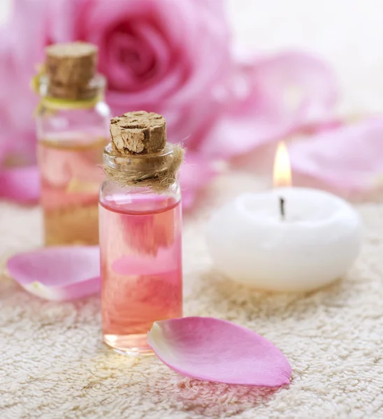 Lahve esenciální oleje pro aromaterapii. růže lázně — Stock fotografie